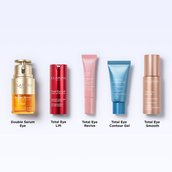 Tube Clarins Total Eye Contour Gel inmitten von Kaffeebohnen,mit Text  98% Inhaltsstoffe nat&uuml;rlichen Ursprungs