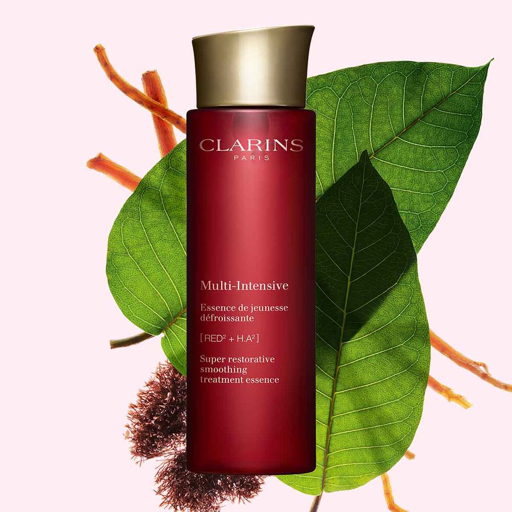 Clarins Multi-Intensive Essence de jeunesse mit Roter Jania, Harongablatt und Ginsengwurzel auf zartrosé Hintergrund
