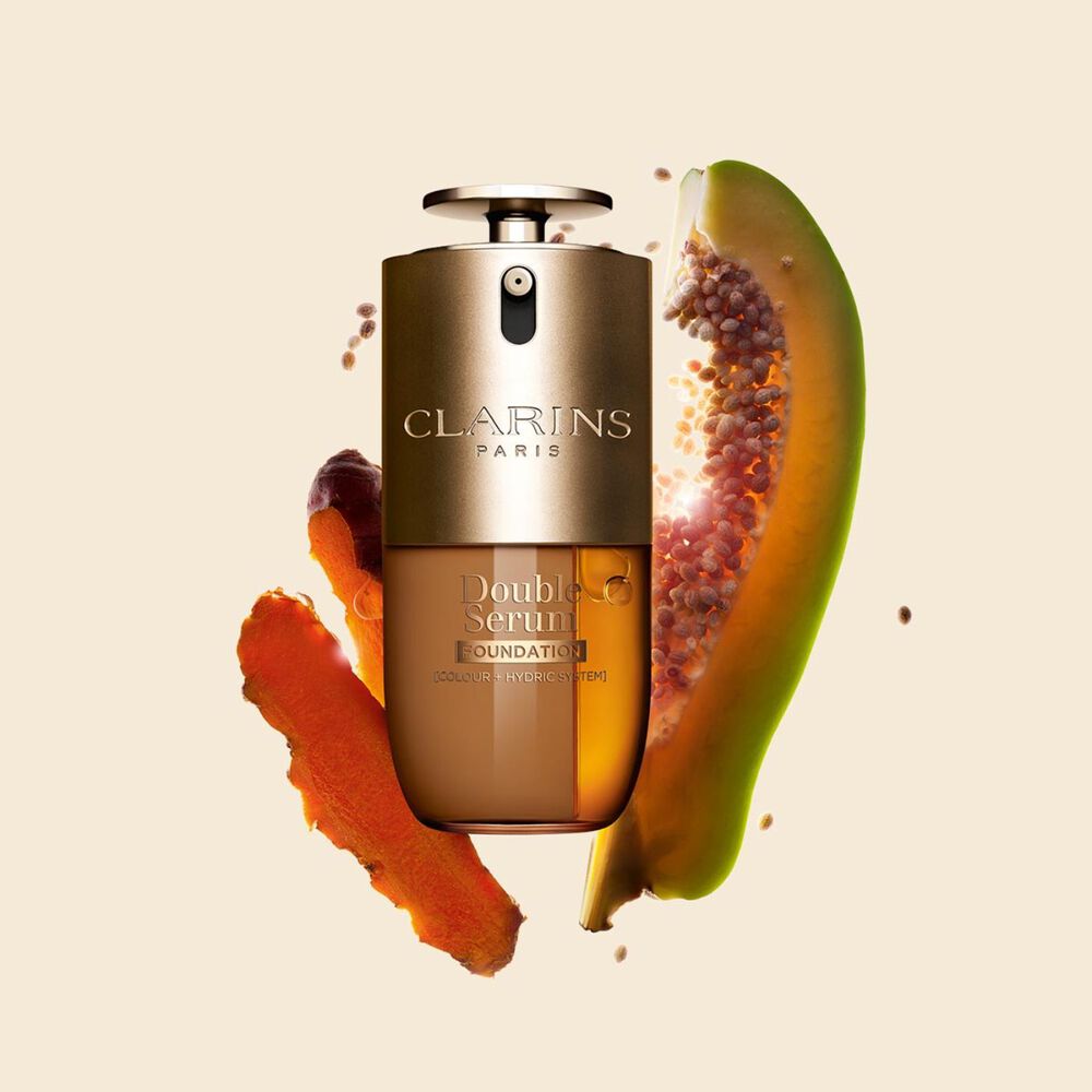 Packshot der Clarins Double Serum Foundation, die f&uuml;r jeden Hautton erh&auml;ltlich ist, mit den Hauptinhaltsstoffen Curcuma und Papain