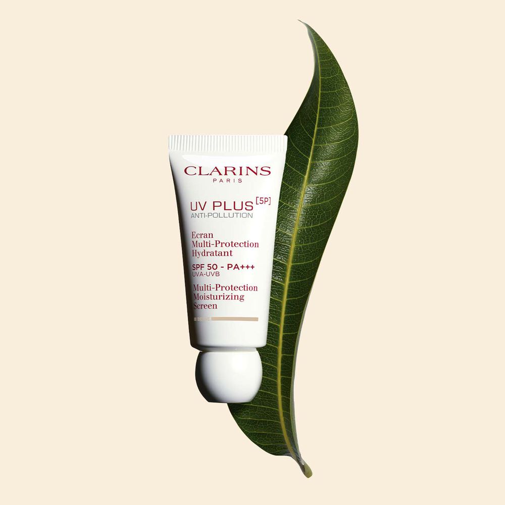 Tube Clarins UV Plus Anti-Pollution Beige, Feuchtigkeit spendender Mehrfachschutz SPF50 auf weißem Hintergrund