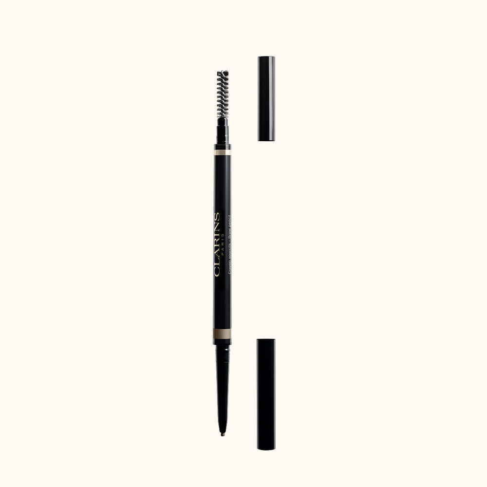 Packshot des Clarins 2-in-1 Blond Brow Pencil mit integriertem B&uuml;rstchen und einer ultrafeinen, einziehbaren Spitze f&uuml;r nat&uuml;rliche Augenbrauen.