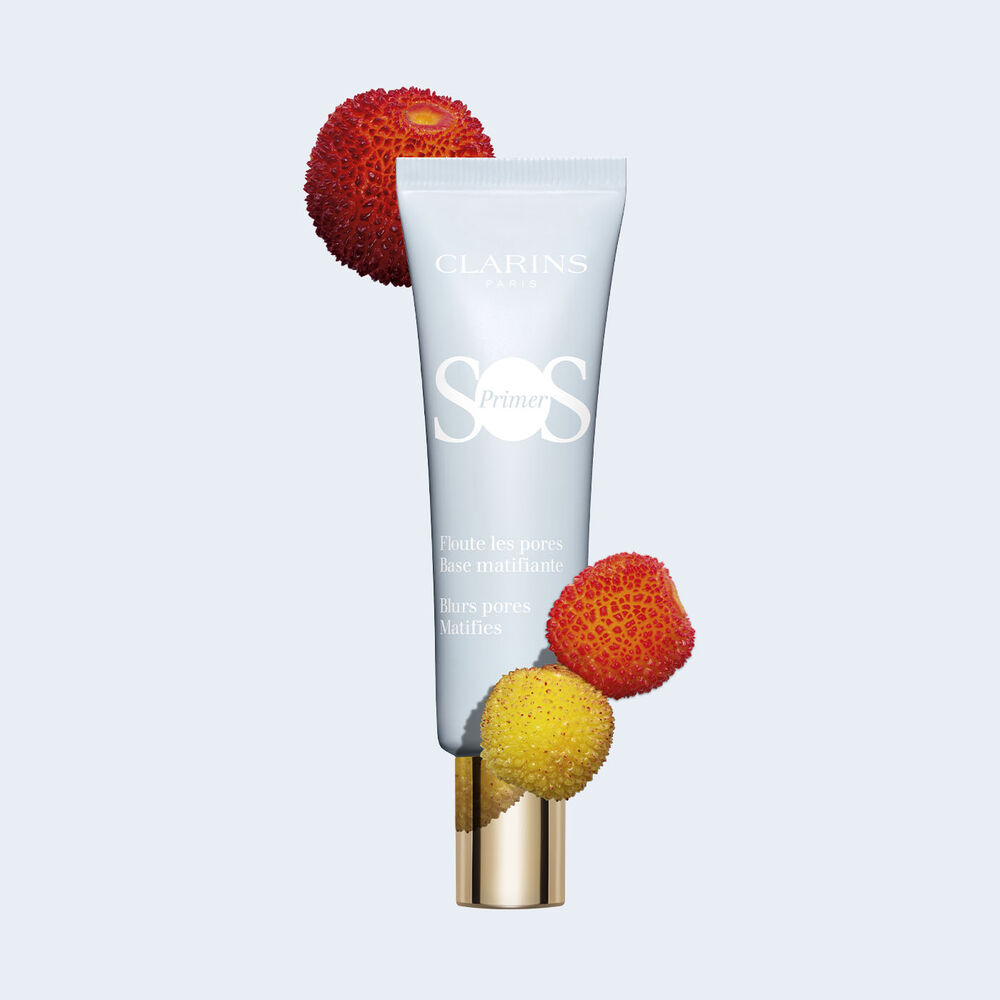 Mattierender SOS Primer in hellblauer Tube auf hellblauem Hintergrund