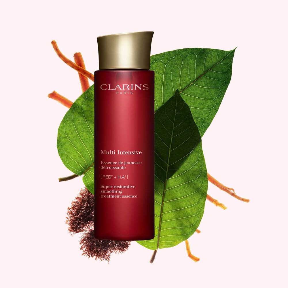 Clarins Multi-Intensive Essence de jeunesse mit Roter Jania, Harongablatt und Ginsengwurzel auf zartros&eacute; Hintergrund