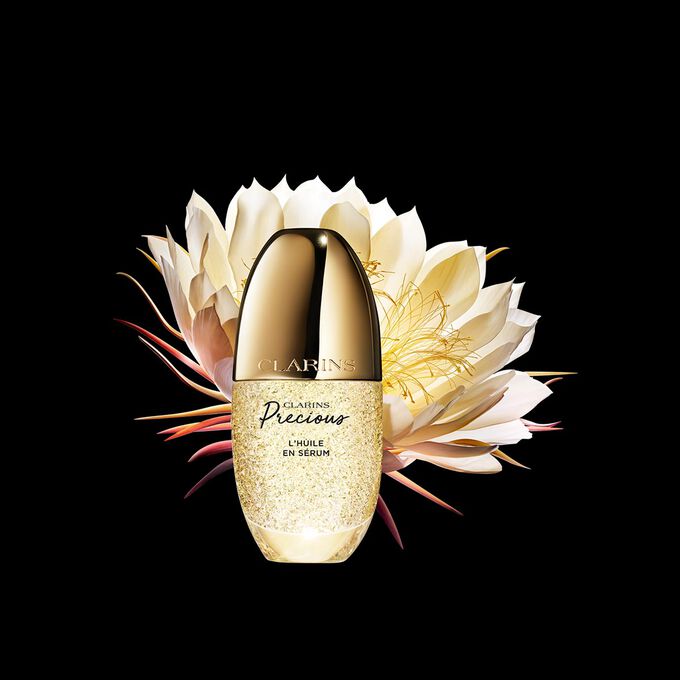 Flkon L'Huile en S&eacute;rum vor schwarzem Hintergrund mit der Bl&uuml;te der K&ouml;nigin der Nacht