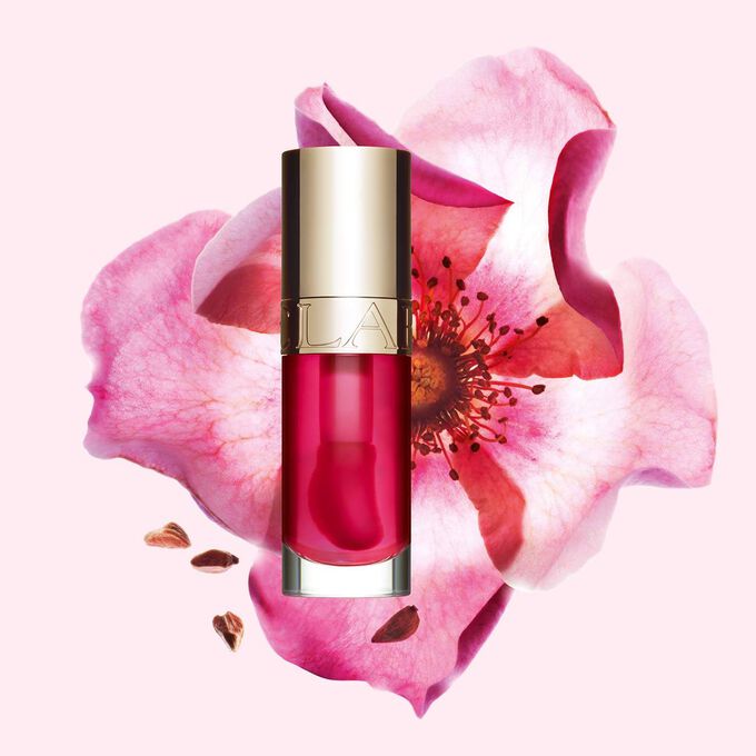 Clarins Lip Comfort Oil 04 Pitaya mit pflegender Wirkung vor einer Weinrose, um die natürlichen Inhaltsstoffe hervorzuheben