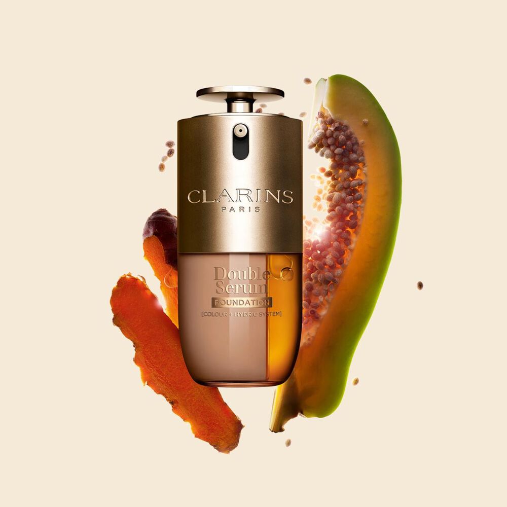 Packshot der Clarins Double Serum Foundation, die f&uuml;r jeden Hautton erh&auml;ltlich ist, mit den Hauptinhaltsstoffen Curcuma und Papain