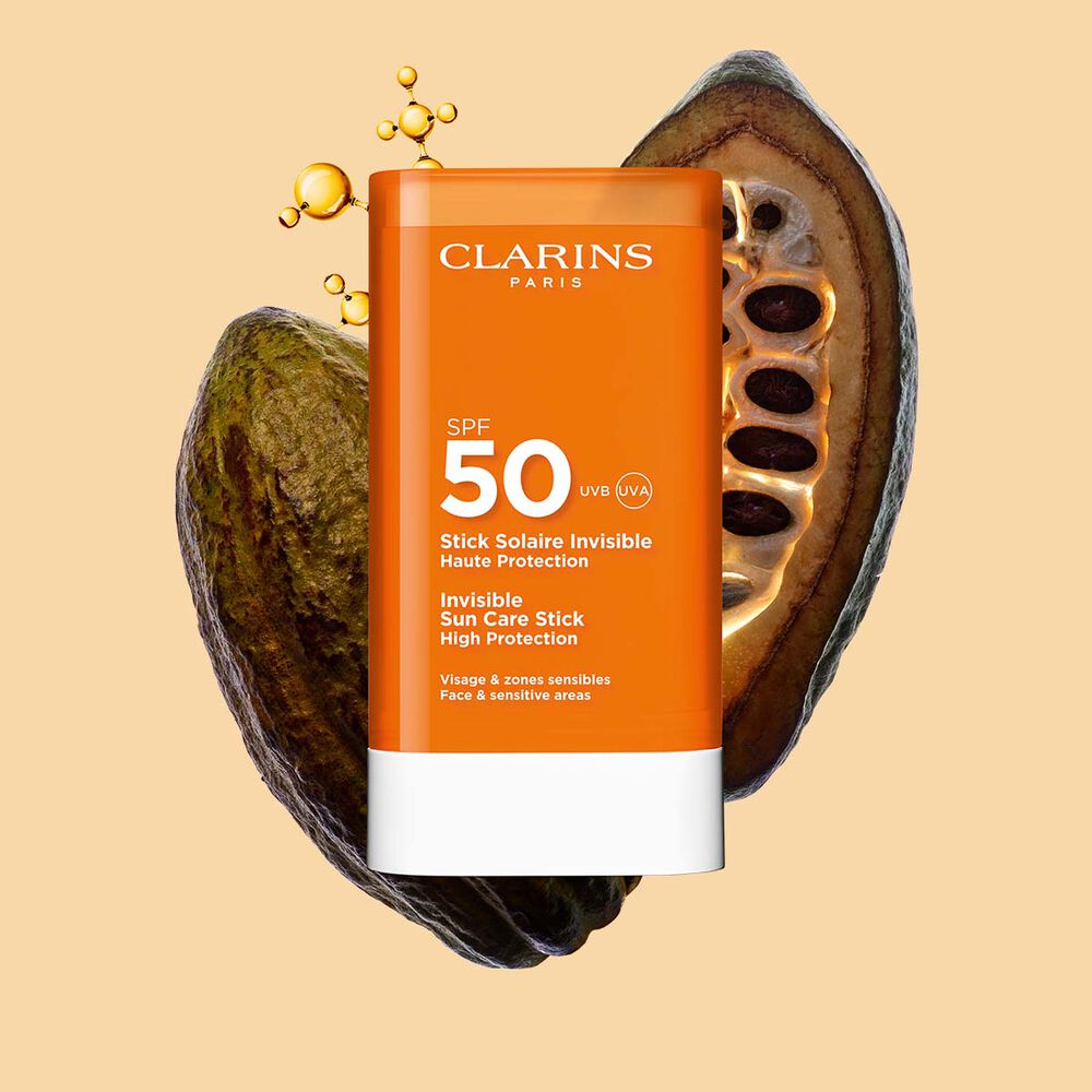 Clarins Stick Solaire Invisible SPF 50 f&uuml;r das Gesicht zwischen Kollagenmolek&uuml;len und Kakaobohnen.