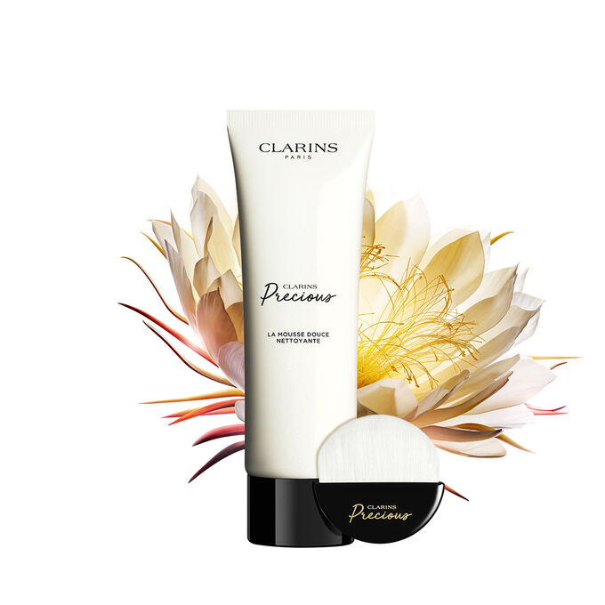 Clarins Precious La Mousse Douce auf schwarzem Hintergrund und vor der Bl&uuml;te der K&ouml;nigin der Nacht