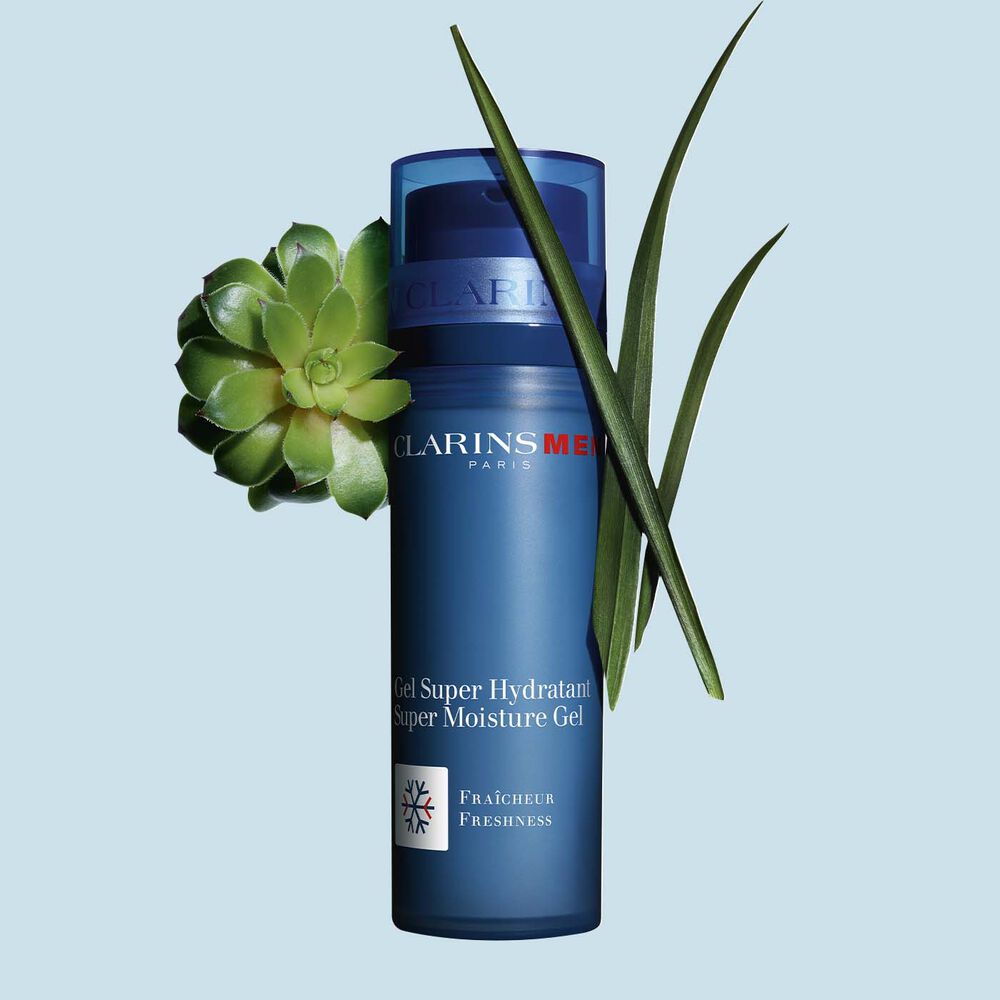 Pumpspender ClarinsMen Gel Super Hydratant mit Gymnema und Bisongras auf blauem Hindergrund.