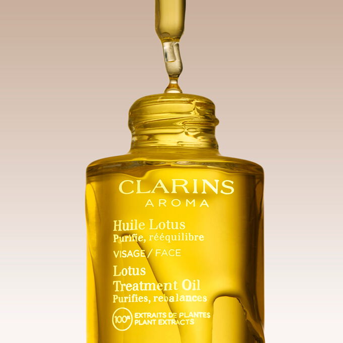 Glasflakon Clarins Gesichtspflege&ouml;l Huile Lotus mit Text, der die ausgleichende Wirkung des &Ouml;ls f&uuml;r &ouml;lige Haut hervorhebt