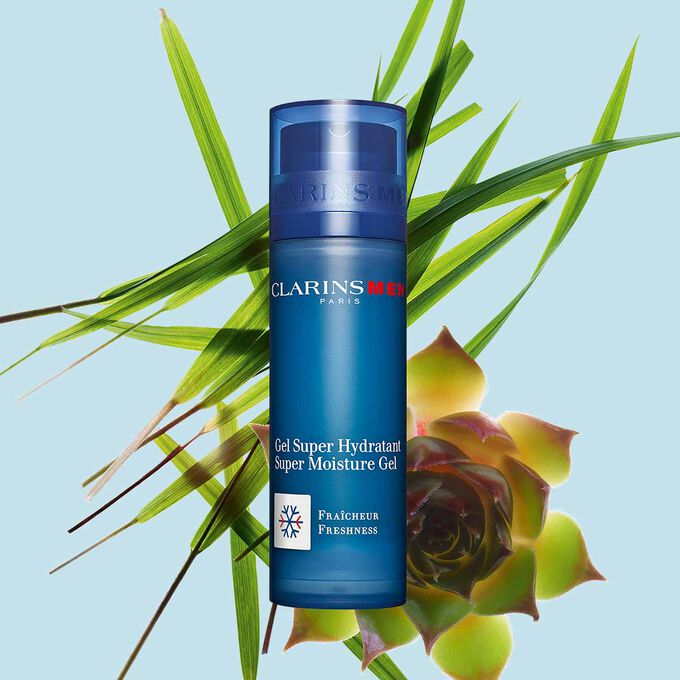 Pumpspender ClarinsMen Gel Super Hydratant mit Gymnema und Bisongras auf blauem Hindergrund.