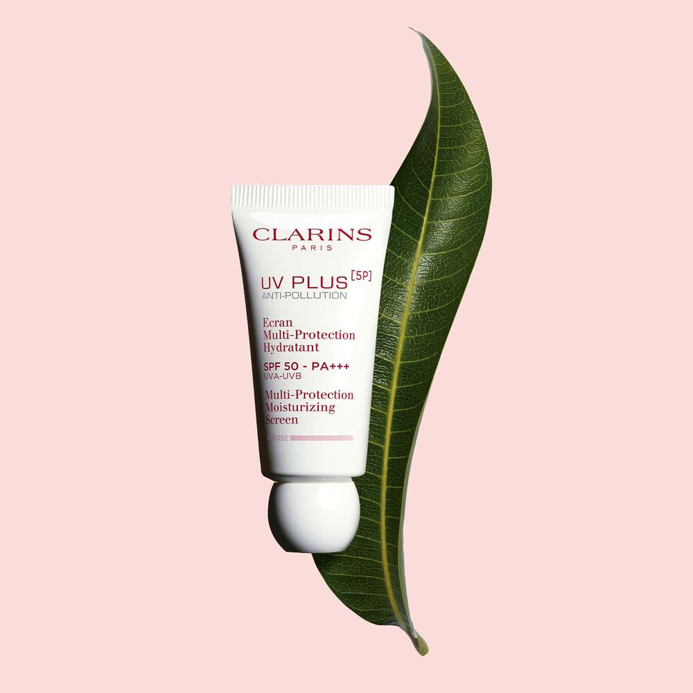 Tube Clarins UV Plus Anti-Pollution Rose, Feuchtigkeit spendender Mehrfachschutz SPF50 auf rosa Hintergrund