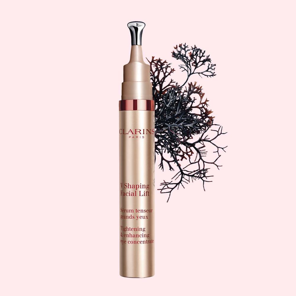 Applikator-Flakon V Shaping Facial Lift Augenserum von Clarins mit Irisch Moos auf rosafarbenem Hintergrund
