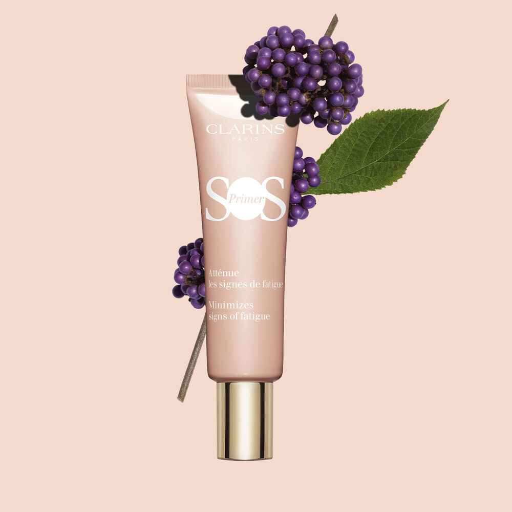 SOS Primer Pink von Clarins mit Callicarpa auf rosefarbenem Hintergrund