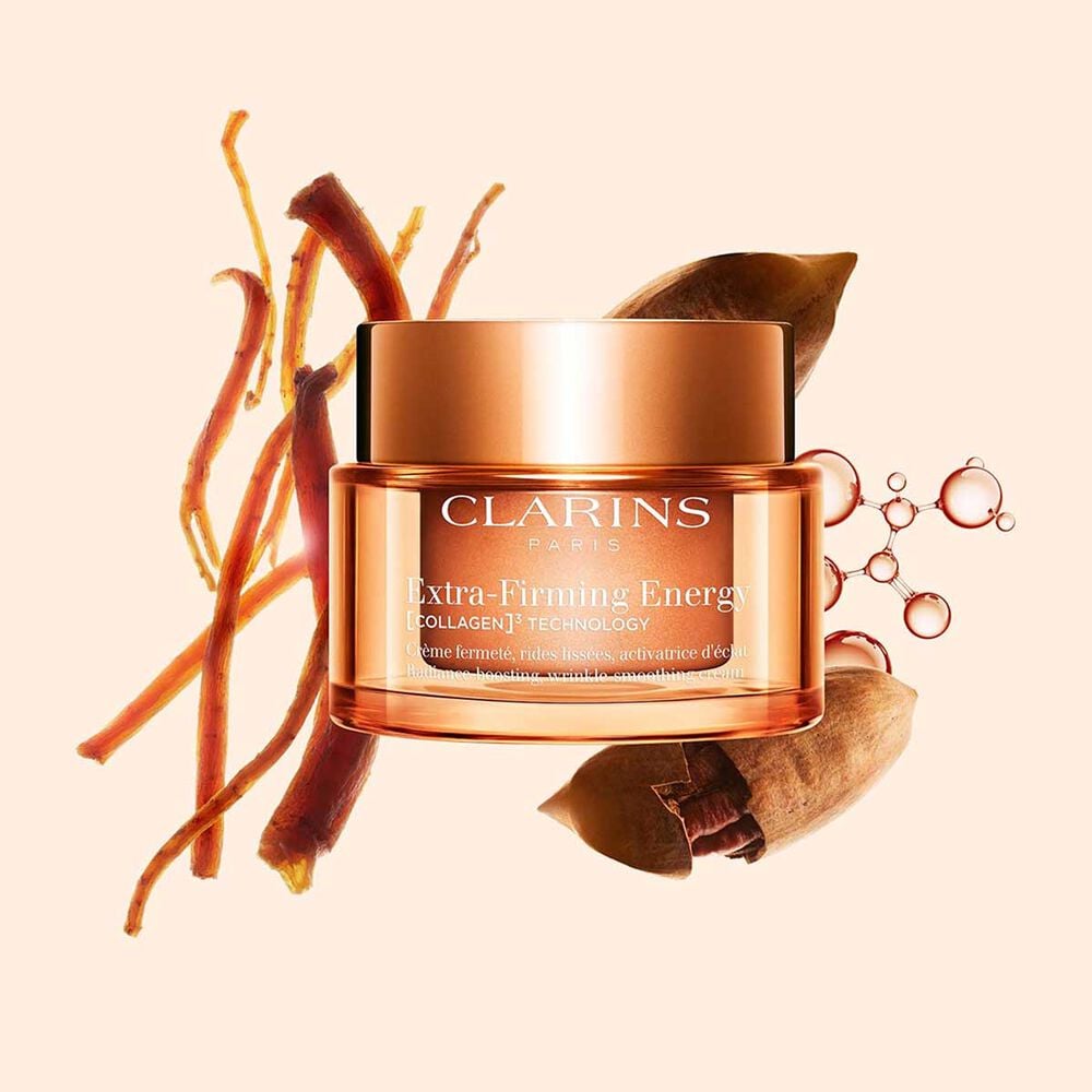 Tiegel Extra-Firming Energy Creme von Clarins neben Rotem Ginseng. Kollagenmolek&uuml;l, Mitracarpus auf beigem Hintergrund.