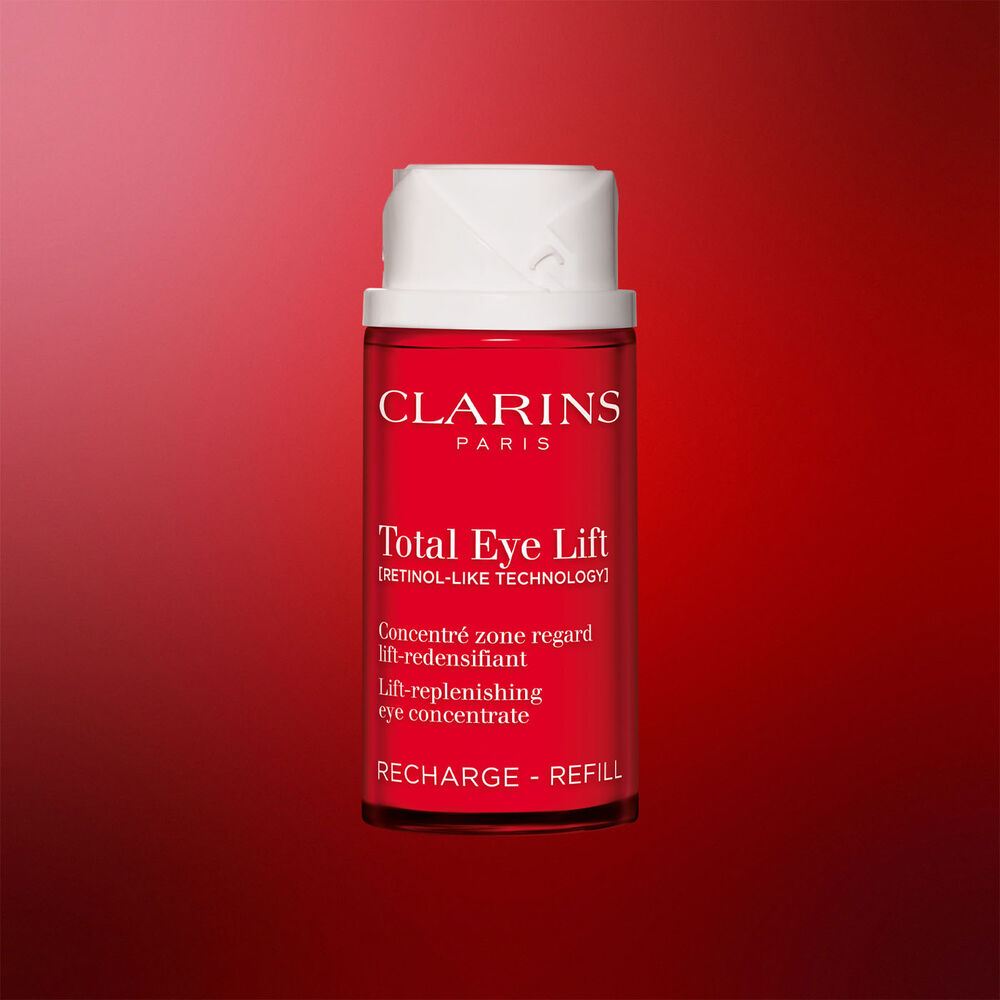 Clarins Total Eye Lift Anti-Aging-Augencreme-Refill auf dunkelrotem Hintergrund, die das nachhaltige Design  hervorhebt
