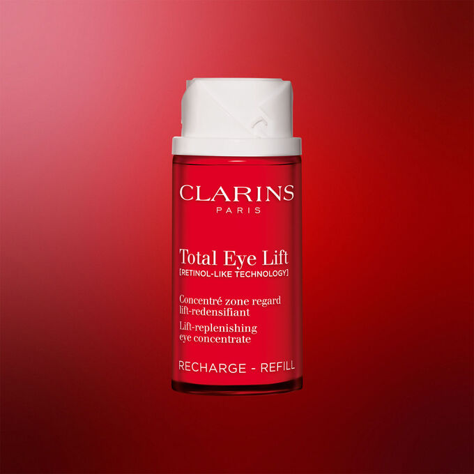 Clarins Total Eye Lift Anti-Aging-Augencreme-Refill auf dunkelrotem Hintergrund, die das nachhaltige Design  hervorhebt