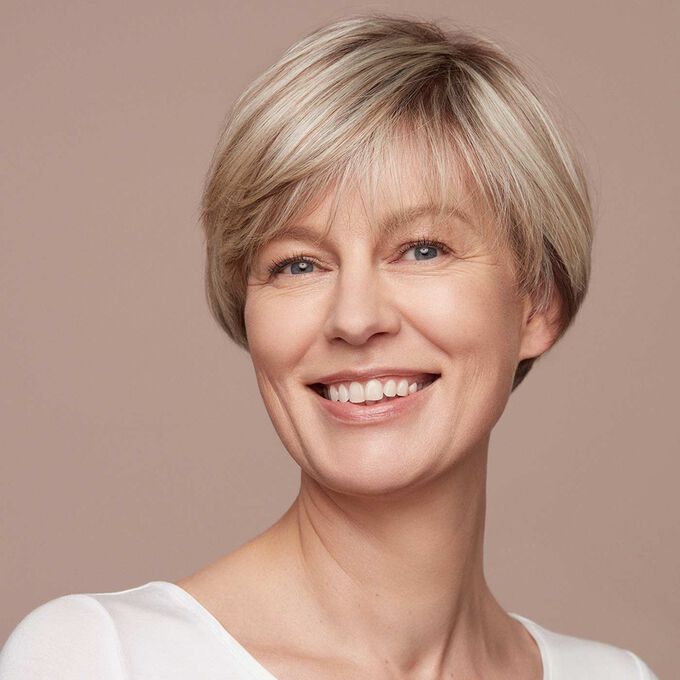 Skin Illusion 106N - Feuchtigkeit spendende Foundation für einen natürlichen Teint SPF 15