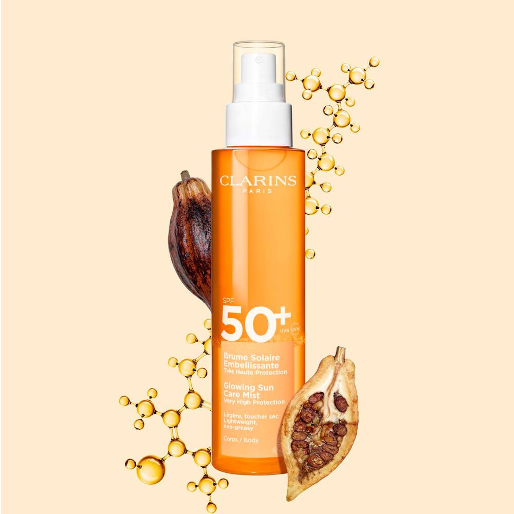 Transparentes Spray Brume Solaire Embellissante Très Haute Protection SPF 50 vor Kollagenmolekül und Kakaobohnen.