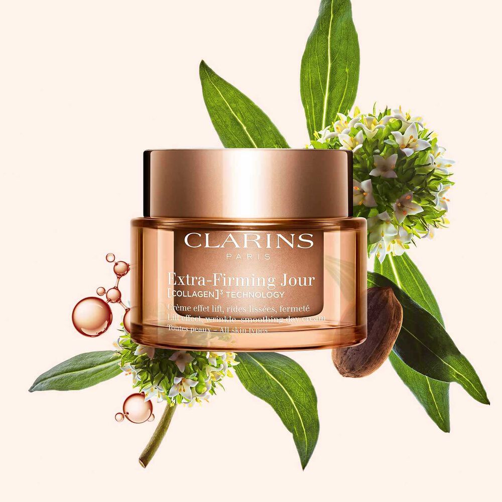 Tiegel der Clarins Extra Firming Tagescreme für jeden Hauttyp vor Mitracarpus-Pflanze, Pekansamen und Kollagenmolekül