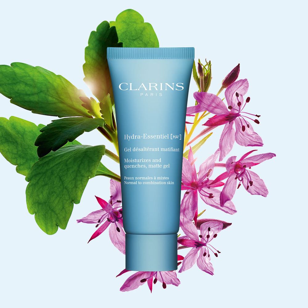Clarins Hydra-Essentiel Gel d&eacute;salt&eacute;rant matifiant mit Hyalurons&auml;urekomplex und Bergbach-Weidenr&ouml;schen auf blauem Hintergrund