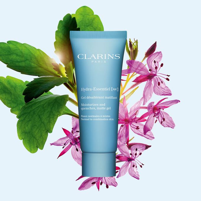 Clarins Hydra-Essentiel Gel d&eacute;salt&eacute;rant matifiant mit Hyalurons&auml;urekomplex und Bergbach-Weidenr&ouml;schen auf blauem Hintergrund