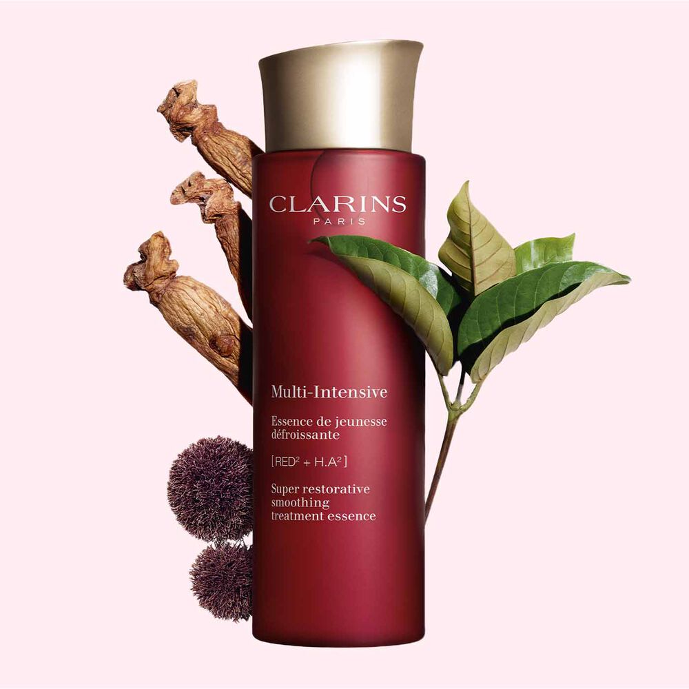 Clarins Multi-Intensive Essence de jeunesse mit Roter Jania, Harongablatt und Ginsengwurzel auf zartrosé Hintergrund