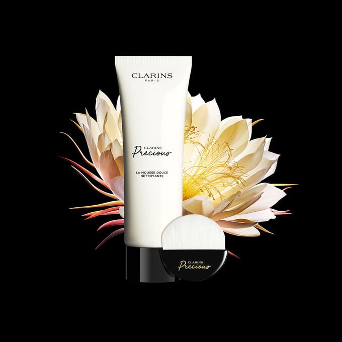 Clarins Precious La Mousse Douce auf schwarzem Hintergrund und vor der Bl&uuml;te der K&ouml;nigin der Nacht