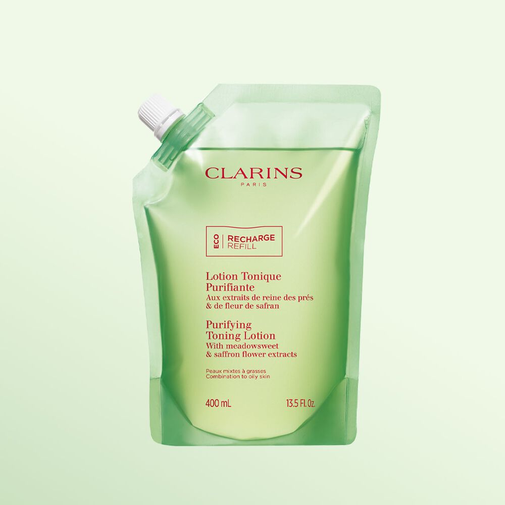 Das Refill der Clarins Lotion Tonique Purifiante hebt die nachhaltige, nachf&uuml;llbare Hautpflegeverpackung hervor.