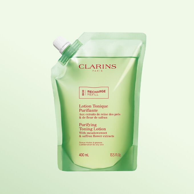 Das Refill der Clarins Lotion Tonique Purifiante hebt die nachhaltige, nachf&uuml;llbare Hautpflegeverpackung hervor.