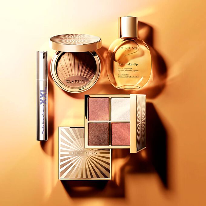 Alle  Sommer-Makeup-Essentials von Clarins mit einer All-in-One Palette, Bronzing Powder, Makeup Fixerspray und Mascara