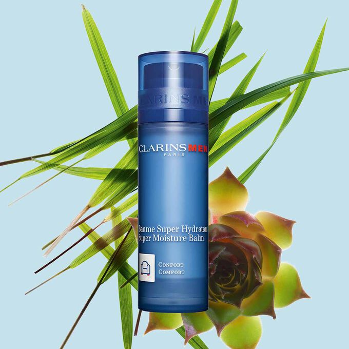 Pumpspender ClarinsMen Baume Super Hydratant mit Gymnema und Bisongras auf blauem Hindergrund.