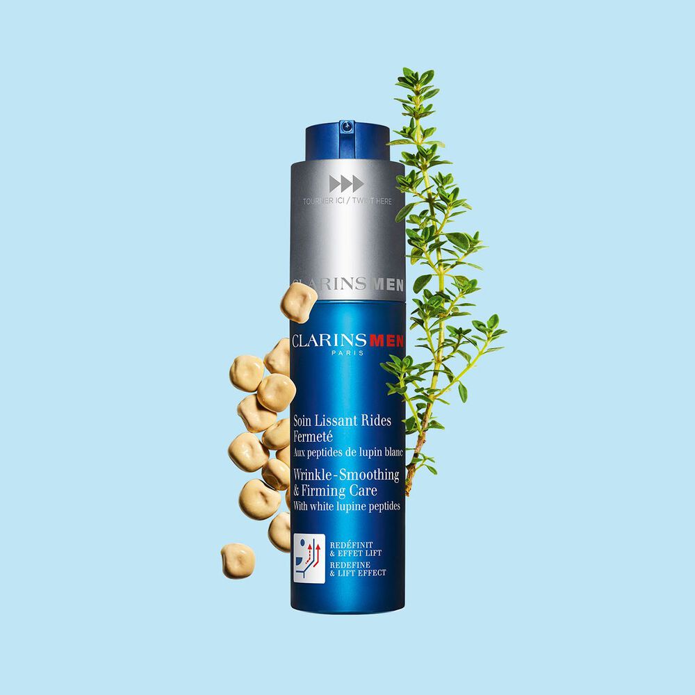 Clarins Anti-Aging-Pflege für Männer inmitten Weißer Lupinen und Zitronen-Thymian zur Hervorhebung der Hauptinhaltsstoffe.