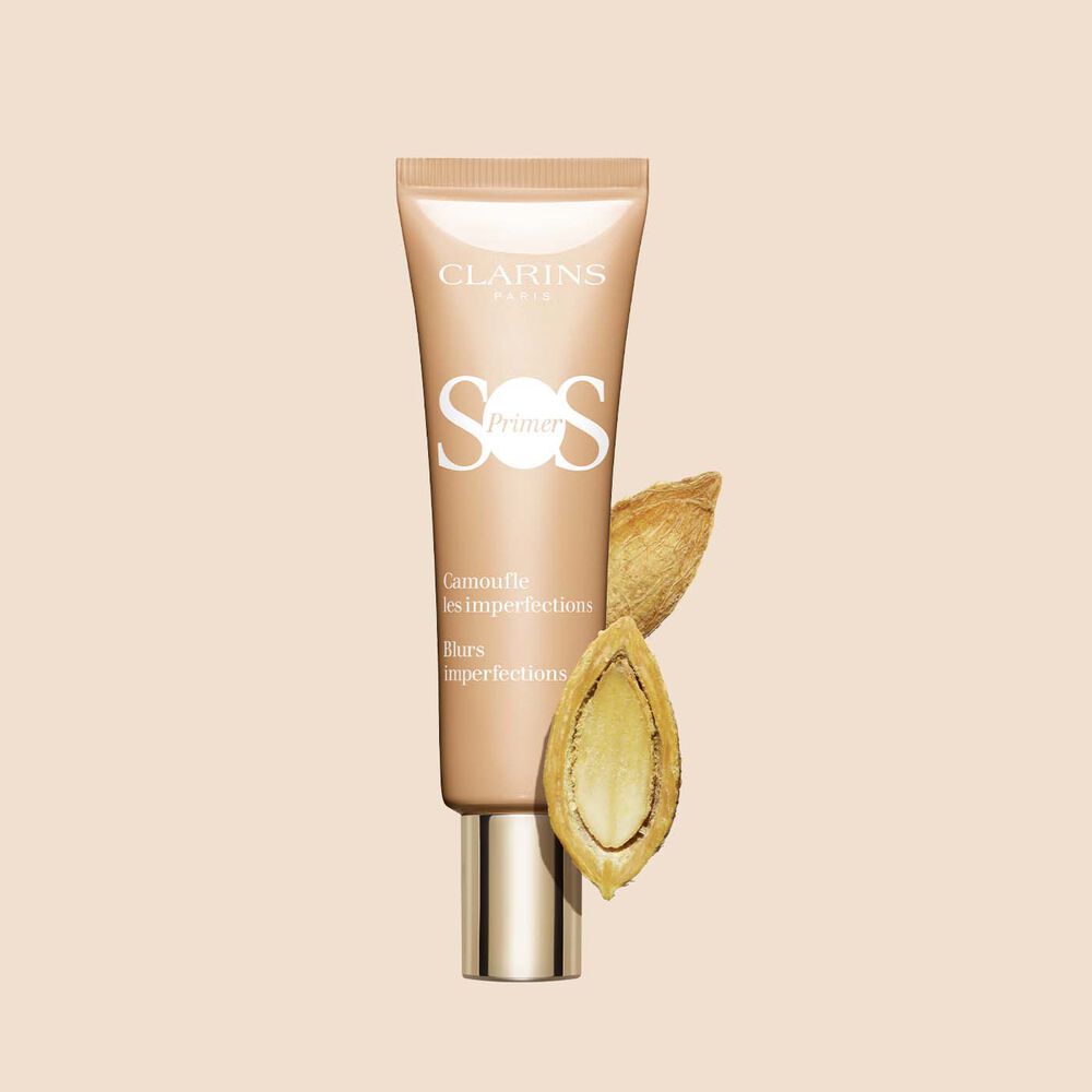 SOS Primer Peach von Clarins mit Wüstendattel auf pfirsichfarbenem Hintergrund