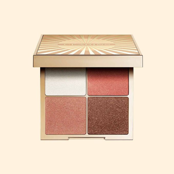 Clarins Summer Colours Blush All-In-One Palette auf hellorangen Hintergrund, der die leuchtenden Farbtöne zeigt.
