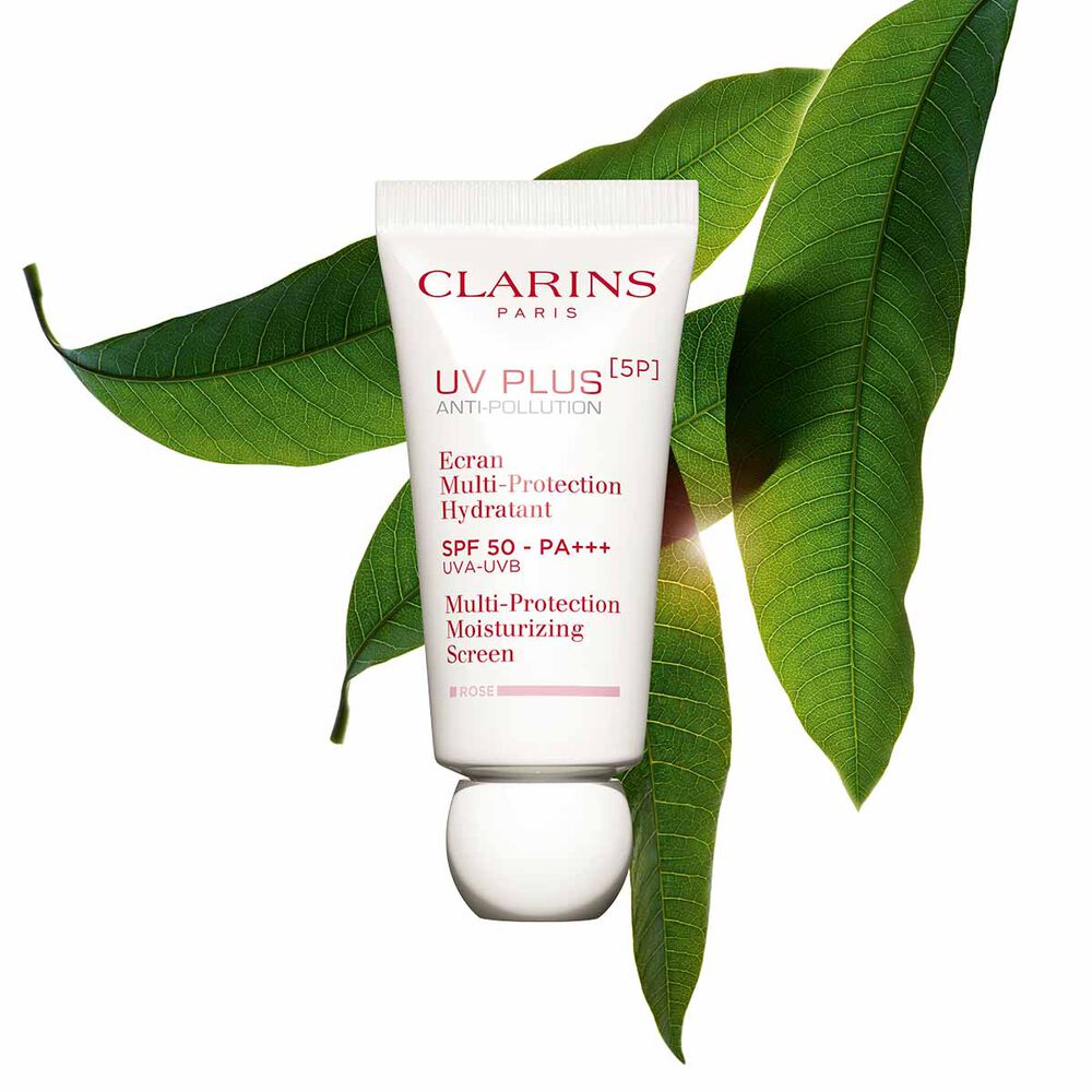 Tube Clarins UV Plus Anti-Pollution Rose, Feuchtigkeit spendender Mehrfachschutz SPF50 auf rosa Hintergrund