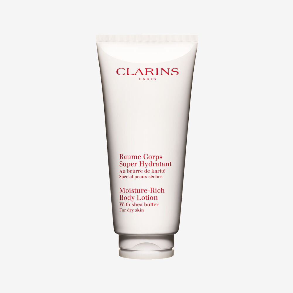 Flakon Clarins Body Lotion Baume Coprs Super Hydratant mit zwei Shean&uuml;ssen auf wei&szlig;en Hintergrund