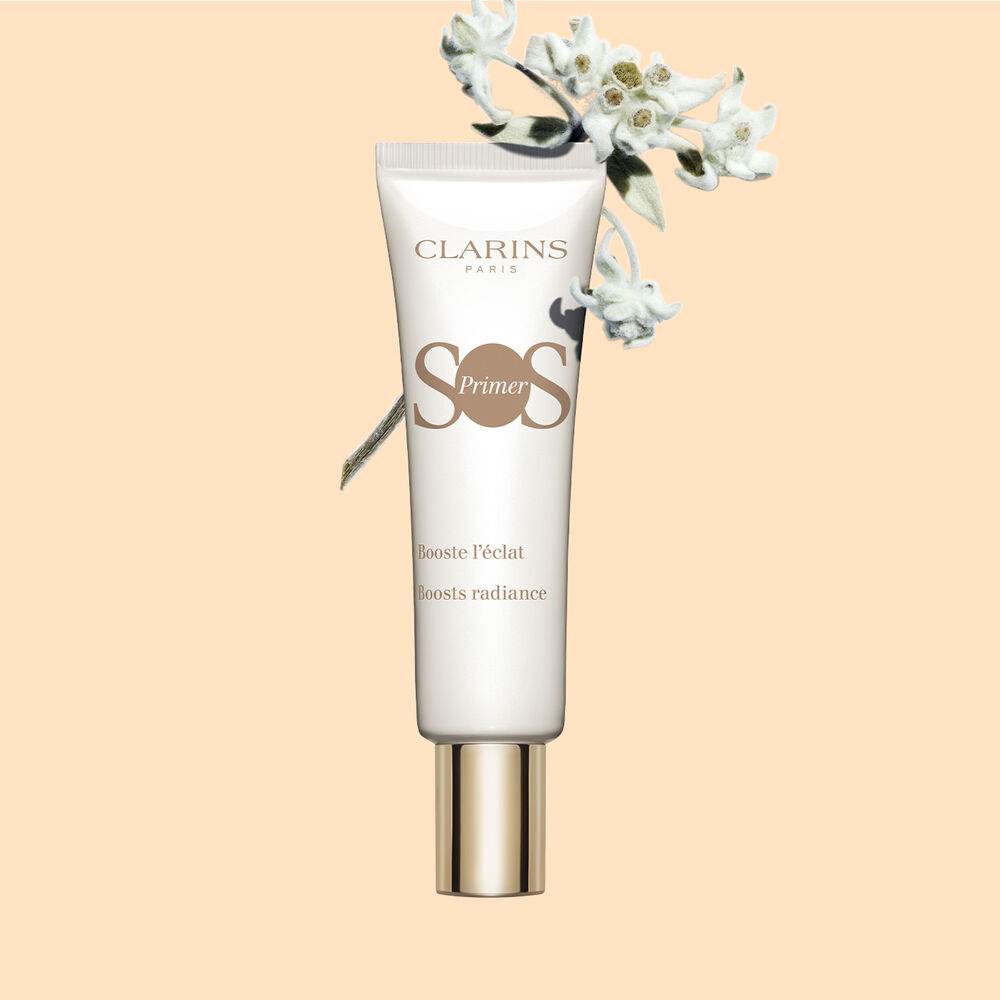SOS Primer White von Clarins mit Edelweiß auf hellbeigem Hintergrund