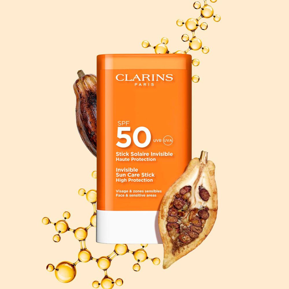 Clarins Stick Solaire Invisible SPF 50 für das Gesicht zwischen Kollagenmolekülen und Kakaobohnen.