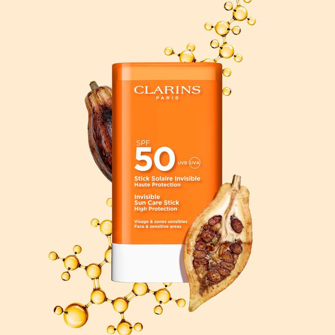 Clarins Stick Solaire Invisible SPF 50 für das Gesicht zwischen Kollagenmolekülen und Kakaobohnen.