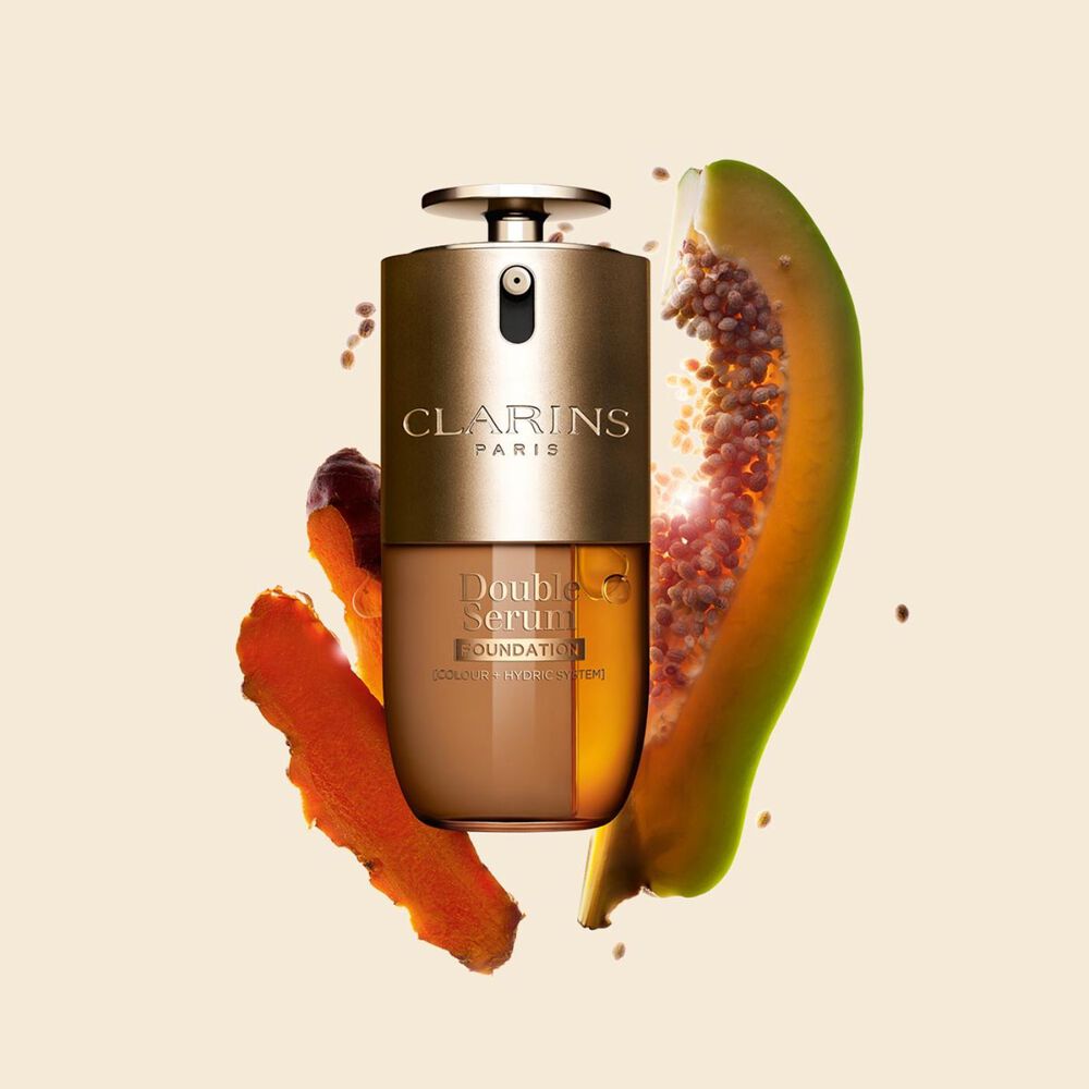 Packshot der Clarins Double Serum Foundation, die f&uuml;r jeden Hautton erh&auml;ltlich ist, mit den Hauptinhaltsstoffen Curcuma und Papain