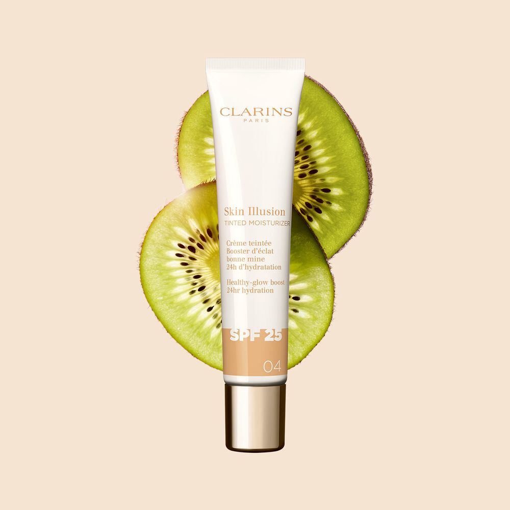 Tube Tinted Moisturizer mit SPFfür mittlere Hauttöne, Farbton 04, zwischen Kiwischeiben auf beigem Hintergrund