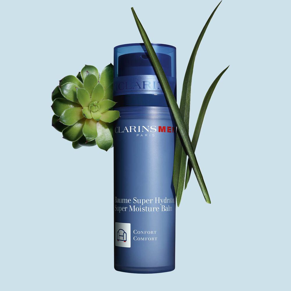 Pumpspender ClarinsMen Baume Super Hydratant mit Gymnema und Bisongras auf blauem Hindergrund.