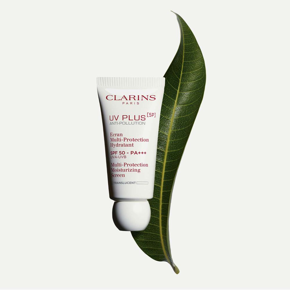 Tube Clarins UV Plus Anti-Pollution Translucent, Feuchtigkeit spendender Mehrfachschutz SPF50 auf weißem Hintergrund