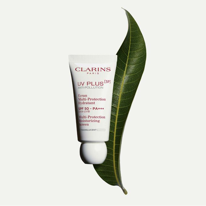 Tube Clarins UV Plus Anti-Pollution Translucent, Feuchtigkeit spendender Mehrfachschutz SPF50 auf weißem Hintergrund