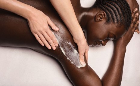 Clarins Kosmetikbehandlungen - Model während der Massage