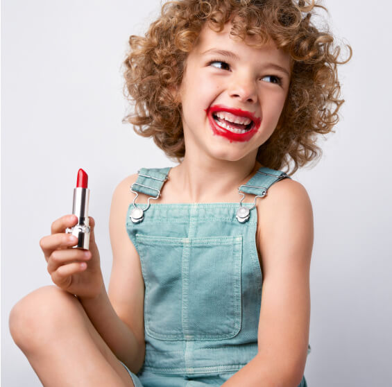 Muttertag Hauptmotiv mit einem kleinen Jungen mit Lippenstift