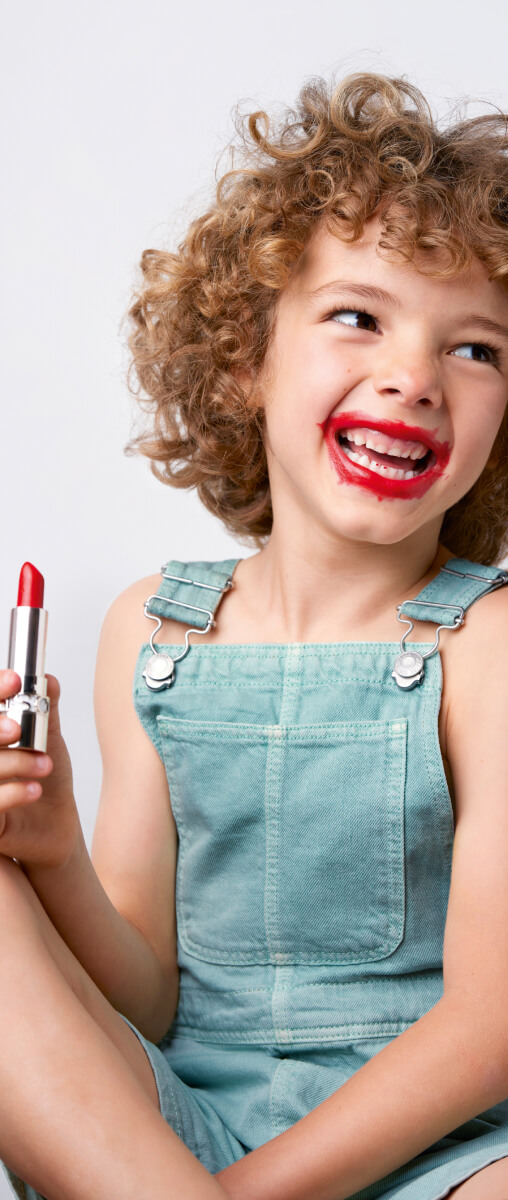 Muttertag Hauptmotiv mit einem kleinen Jungen mit Lippenstift