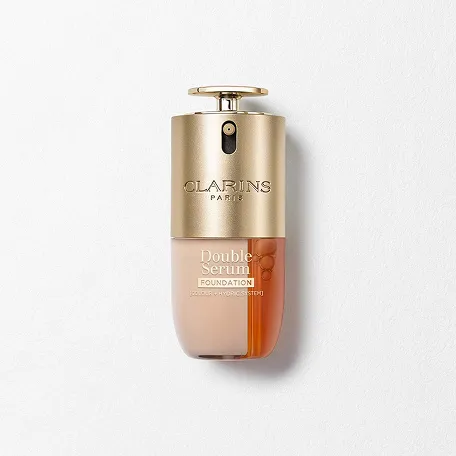 Packshot Double Serum Foundation, die eine individuell aufbaubare Deckkraft und ein strahlendes, seidenmattes Finish bietet