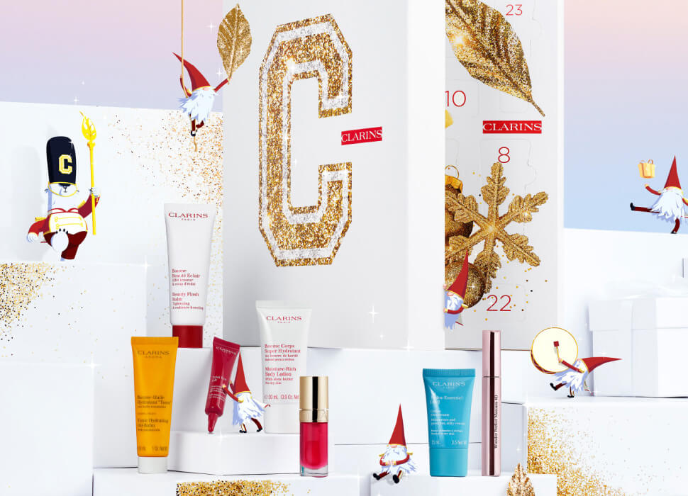 Geöffneter 24-teiliger Adventskalender mit einigen enthaltenen Produkten